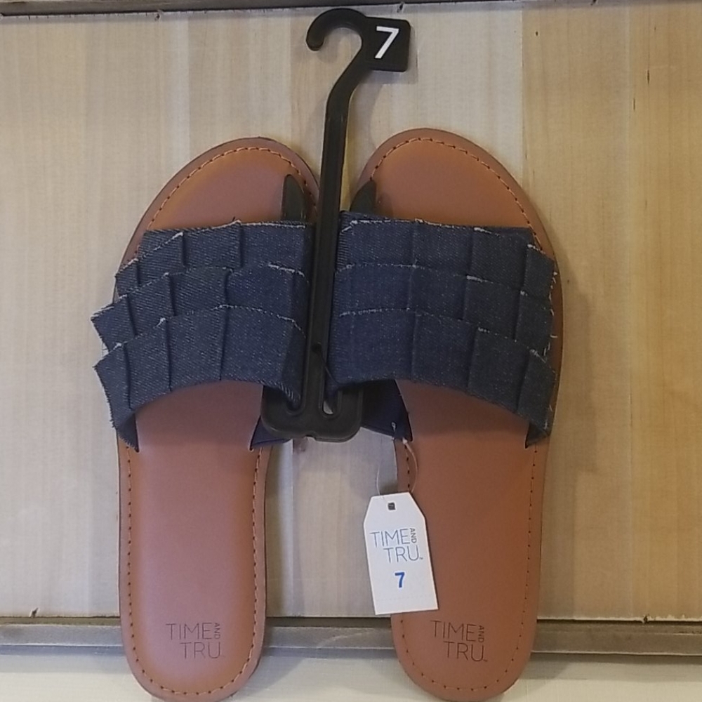 Time & Tru Sandles NWT -size 7